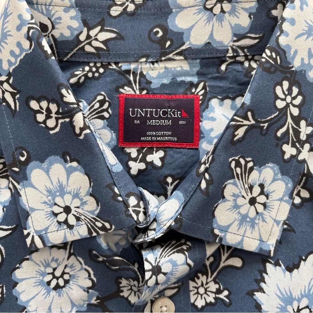 UNTUCKit Men's Short Sleeve Button-Up Shirt Blue Floral Hawaiian Size Medium - Picture 2 of 4